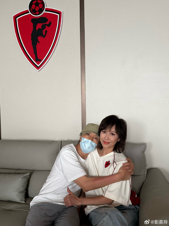 刘嘉玲晒与周星驰合照 梦回《大内密探零零发》