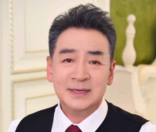 寇振海回应与妻子21岁年龄差:婚姻的幸福感不在于是否同龄