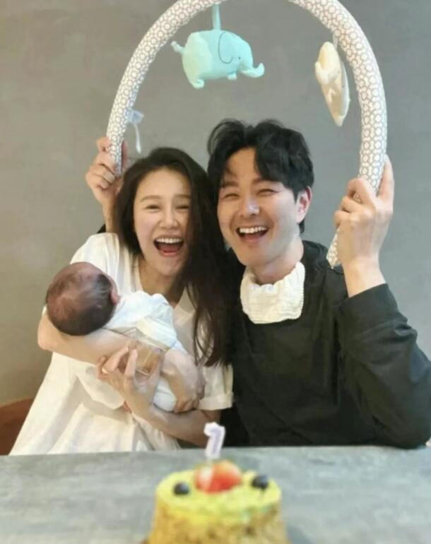 萧正楠黄翠如为儿子举办百日宴 马国明等好友出席